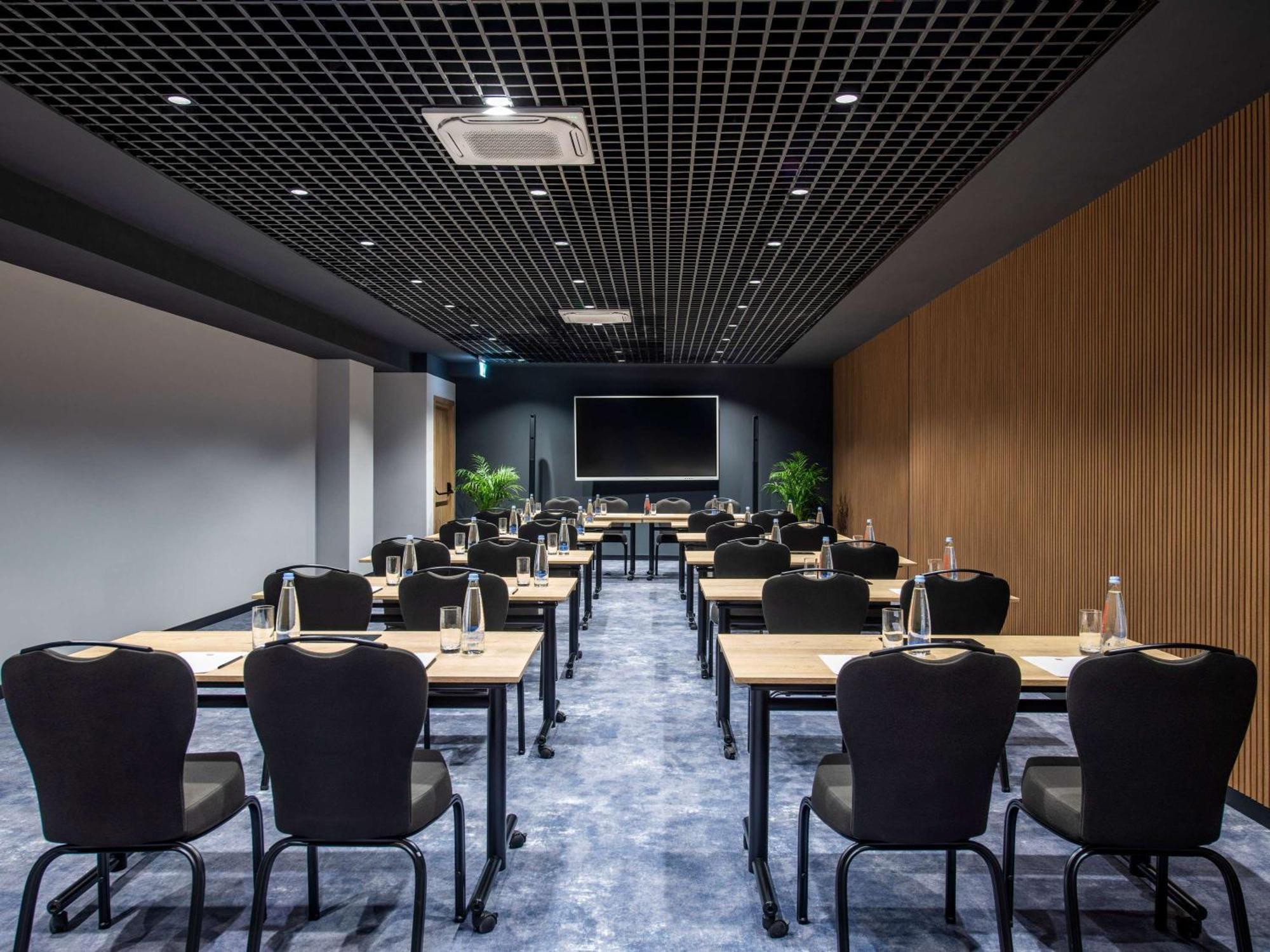 Hotel Ibis Tbilisi Airport Extérieur photo