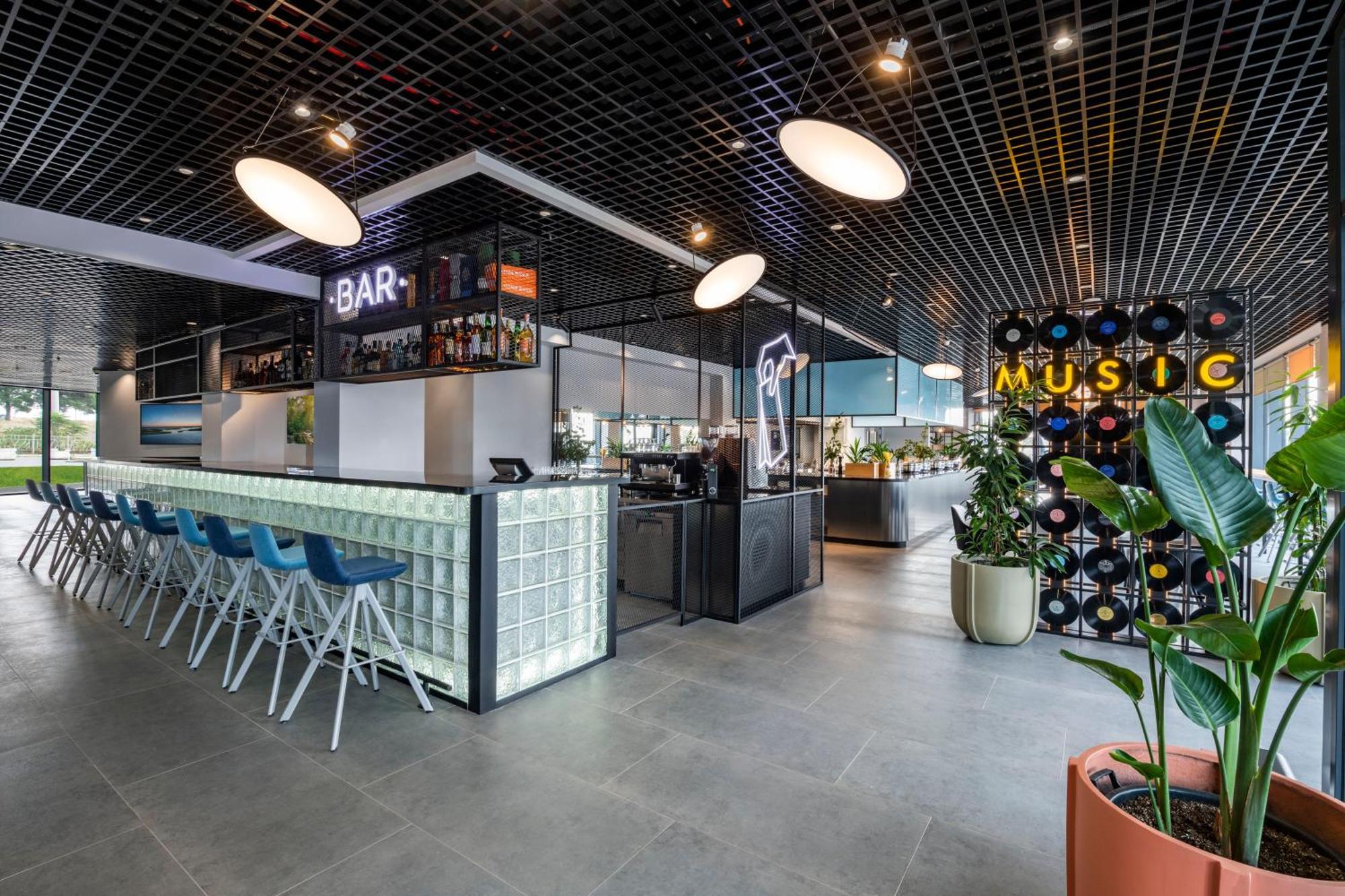 Hotel Ibis Tbilisi Airport Extérieur photo